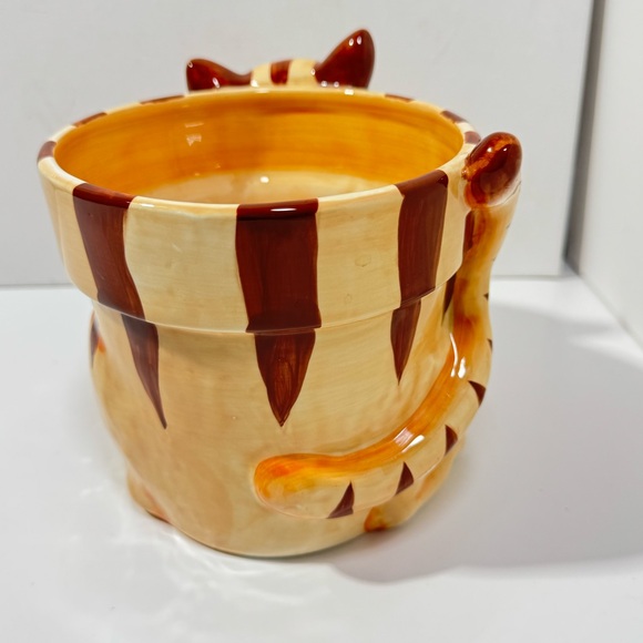 Planter Ceramic Cat Pot Glazed Yellow Tabby Pink Yarn 5.5”
Cottage Country - Picture 5 of 11